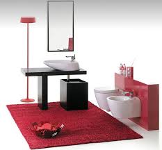 Luxury-light-bathroom-design-with-red-decorations