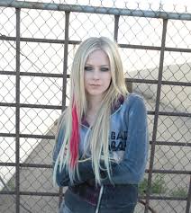 لا يفوتكم صور بيت افريل لافين من الخارج والداخل وصورهاببيتها روووووووووعة * Avril-Lavigne-rca13