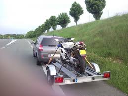moto sur remorque