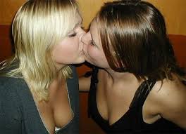 Biste li svejedno bile gay/bi? - Page 2 Images?q=tbn%3A2Wsv7qSBO9do0M%3Agooglegirls.files.wordpress.com%2F2005%2F12%2Fdnk-girls-kissing-1713
