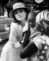 \#2 Google Image Result for http://www.audreyhepburn.com/paragrafi/file/126/gallery/120114090216_medium.jpg
