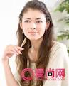 都能展现自信从容的美态。