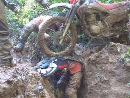Pengendara Motor Trail Ini Rela Badannya Digilas Motor di Parit