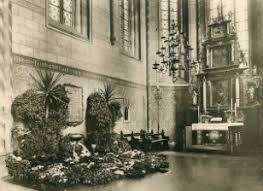 Das nebenstehende Bild von Carl Brandes (1843 - 1908) zeigt die Kirche vor dieser Umgestaltung. Im Vordergrund sieht man die 1626 von Heinrich Hartwieg ...