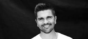 Fiesta a la luz de las velas. El cantante colombiano Juanes presentó el video de su nuevo single “La Luz”. Este tema ya se encuentra disponible en las ... - DATA_ART_1821397