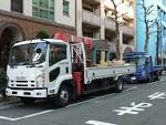 File:ISUZU FORWARD, White truck with red crane &amp; bule ELF.jpg ...