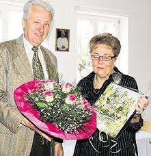 Mit einem Ölbild des Künstlers Hans Schiffmann und einem großen Blumenstrauß bedankte sich Kassier Klaus Schuller im Namen des Vorstandes und der Mitglieder ... - 2010_04_20-awo-ov-tirschenreuth