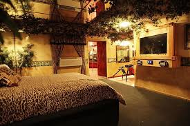 This is so Cheesy! Safari Bedroom Ideas for Adults | jungle theme ...