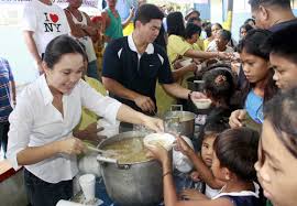 HANDOG NI LOREN: Senator loren B. Legarda distributes arroz caldo to the childrens during her Handog ni Loren held in Purok 1 Lower taguig, Bicutan Saturday ... - 0906_00