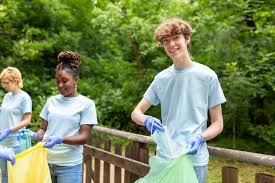 Image result for foto de fazendo caridade