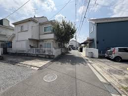 Image result for 武蔵村山市岸2丁目〈中古〉JR八高線「箱根ヶ崎」駅バス６分停歩４分　閑静な住宅地　前面道路が広いのでクルマの運転が苦手な方も車庫入れ楽々！　全居室収納充実！