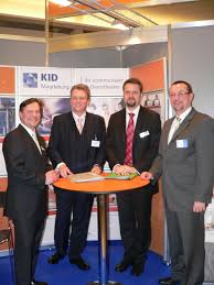 Caption: Nach der Vertragsunterzeichnung, von links: Horst Stoffner, Geschäftsführer PROSOZ Herten, Dr. Michael Wandersleb, Geschäftsführer KID Magdeburg ...