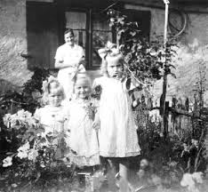 080-0044 Mutter Anne Birkhahn mit ihren Kindern Betti, Kitti und ...