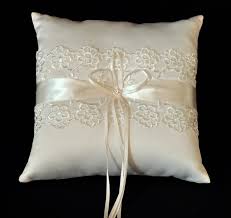 Vaizdo rezultatas pagal užklausą „wedding pillows“