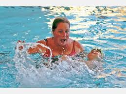 Sie besteht zwar schon seit 1969, doch seit zehn Jahren bringt Übungsleiterin Martina Wruck Mädchen und Jungen das Schwimmen im Gartenhallenbad bei - und ...