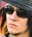 Syn - Avenged Sevenfold 318x363 - images?q=tbn:ANd9GcQEoD8YjFoevKSP786CRXr9A64sAdHa2LSOFJACd2v2QS1_prqVF1o-Ocw