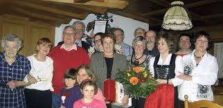 Für Gastgeberin Irmgard Hupfer gab es vom Ortsvorsteher einen Blumenstrauß. Foto: Privat. TODTNAU-PRÄG/HERRENSCHWAND (BZ). Über den Jahreswechsel konnte ...