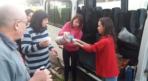 Image result for foto de fazendo caridade