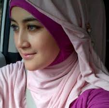 Model Jilbab Pipik Dian Irawati Jadi Incaran - TokoBusanaKu.Com