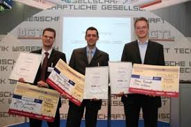 Die Gewinner des \u0026quot;Logistik Masters 2005\u0026quot; (v.l.): Auf Platz 3 Jörn Deiseroth (TU Chemnitz), der Sieger Stefan Plotzki (Hochschule Bremverhaven) und der ...