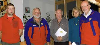 Geehrt wurden bei der Bergwacht Todtmoos Christoph Eckert (links, 10 Jahre), Otto Schlegel (Mitte, 40 Jahre) und Christine Kahlert (30 Jahre) durch Kühnel ... - 50690686