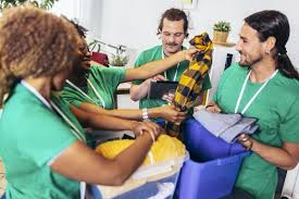 Image result for foto de fazendo caridade