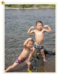 小学生　川|川の流れを石でせき止める女子小学生 (7歳) 写真素材 [ 7139415 ...
