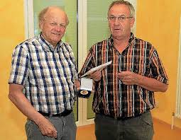 Jürgen Drechsel erhält beim Staffeltag in Nufringen die WFV-Verdienstmedaille in Gold von Richard Armbruster (rechts). Foto: amkFoto: Schwarzwälder-Bote - media.media.6e1fdd01-2d23-4bb0-9de4-c4ae01080600.normalized