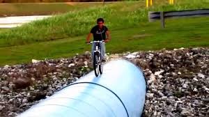 ATRAKSI SEPEDA GUNUNG JALAN DI ATAS PIPA - YouTube