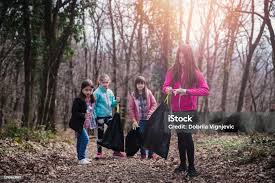 Image result for foto de fazendo caridade