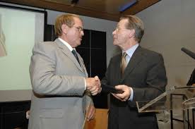 Rudi Clemens (links) erhielt 2006 das Bundesverdienstkreuz vom damaligen Vizekanzler und. Bundesminister für Arbeit und Soziales ...
