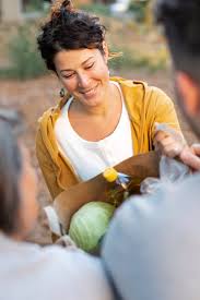 Image result for foto de fazendo caridade