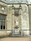 Statue of Queen Elizabeth I at - via Daymix