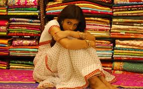 Wordless Wednesday – Genelia in a saree shop - fenelia-saree-shop