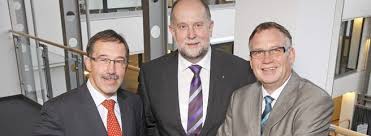 Sparkassendirektoren Peter Wagner, Konrad Lenze, Ulrich Dolle. Brilon. Die Sparkasse Hochsauerland nimmt weiter an Fahrt auf: „Nach dem Überschreiten der ...