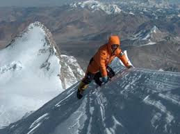 %name Gerlinde Kaltenbrunner in vetta al K2: prima donna dei 14 ottomila senza ossigeno