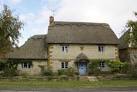 Beautifully kept thatched house in Gaydon. - via Daymix