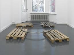 Jürgen Drescher Ring auf Paletten, 2010. Aluminium-Sandguß, Holz 21 x 340 x 340 cm. Ring 5,3 x 187 cm - Jürgen_Drescher