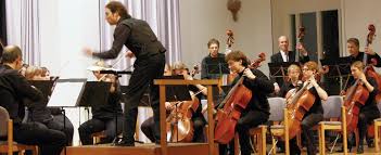 Das Per-Tutti-Orchester unter Leitung von Nikolaus Reinke überzeugt mit harmonischem und gleichberechtigtem Zusammenspiel in der Steinhalle.