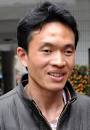 组图：劫匪自助银行内刀捅情侣被抓笑对采访