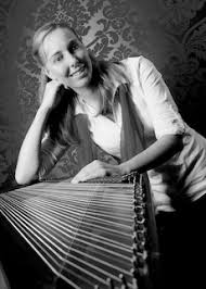 Irmengard Auer schloss den Studiengang Volksmusik (Sepp Hornsteiner) mit Hauptinstrument Zither (Georg Glasl) und Zusatzfach Blockflöte (Doris Döbereiner) ...