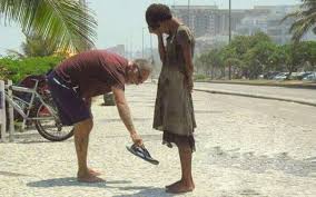 Image result for foto de fazendo caridade