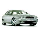 voiture dans un champ