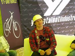 Das Dirt Jumpen ist die Passion von MTB-Rider Philipp Meyer. Das 20-jährige Nachwuchstalent verriet uns im Interview, wo sein Lieblings-MTB-Spot liegt, ... - 1960_custom_1