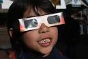 Un niño se prepara para ver el eclipse. | Jorge Barreno - 1278868827_0