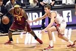 LeBron-led Cavs nip Bulls in OT, Derrick Rose sprains ankle | New.