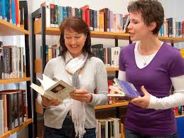 Die Bibliotheksleiterinnen Susanne Goth und Emmanuelle Ermer Foto: Silke Kohlmann. STEINEN. Die beiden Bibliotheksleiterinnen stellen sich konsequent auf ...