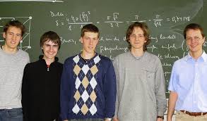Pfiffige Köpfe: Das Bild zeigt (von links nach rechts) Matthias Zarth, Felix Schmid, Fabian Riether, Wolfgang Maurer und Clemens Hauser (Mathematiklehrer am ...