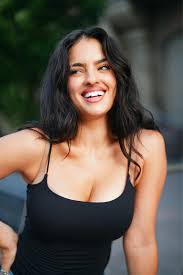 「ニーナ・ユージック」の画像検索結果