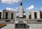 Hummer Germany - H1 in front of the Sowjetisches Ehrenmal.